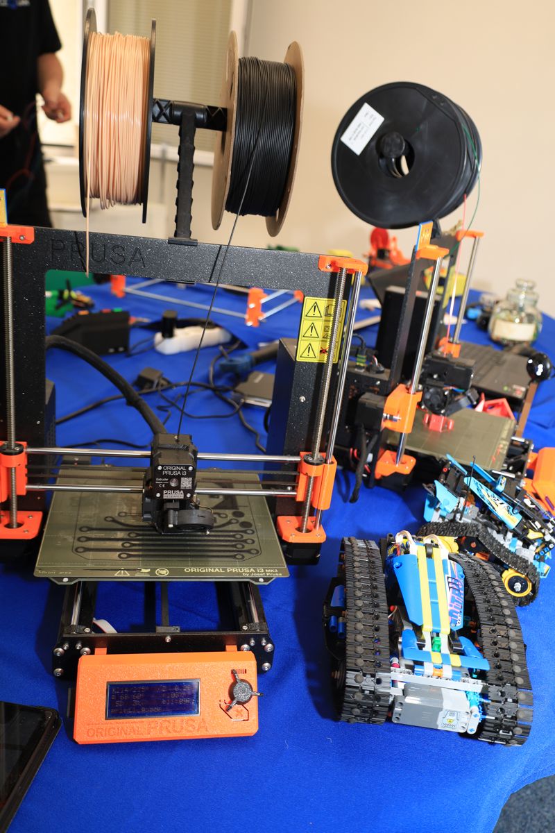 Ukázky 3D tisku na rozličných typech tiskáren.