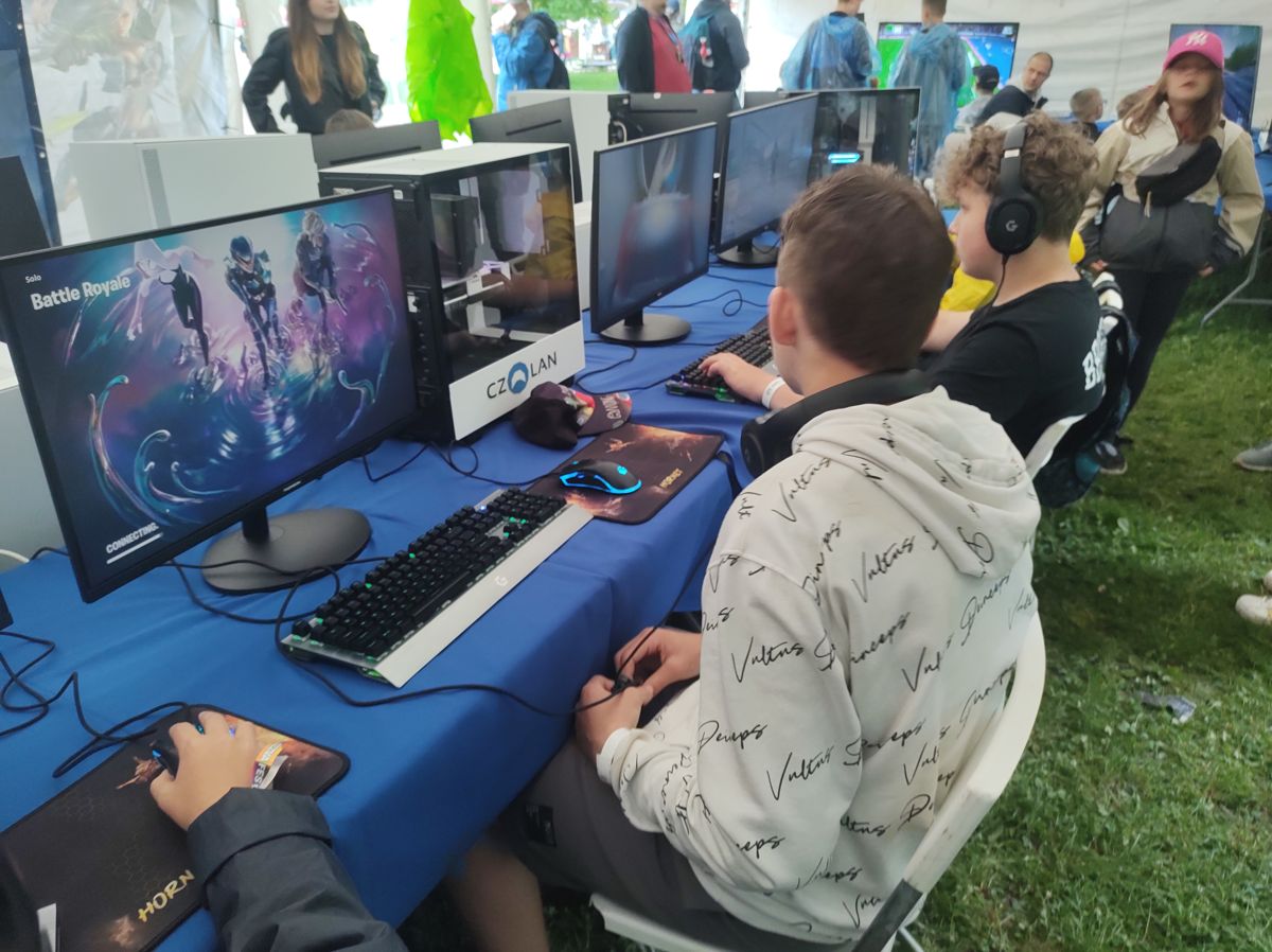 Počítačová herna a laboratoř.